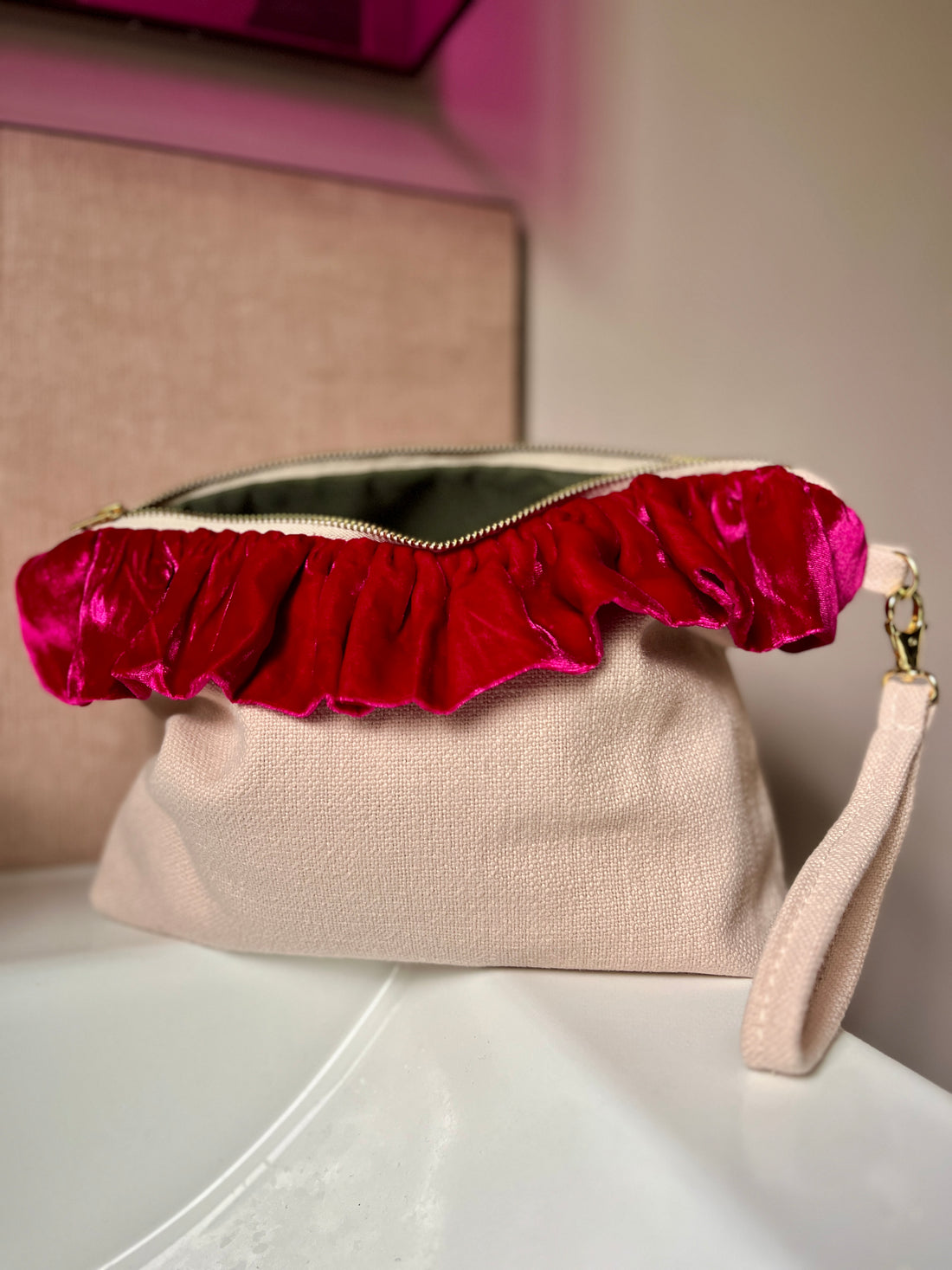 ORGANIC COTTON WRIST POUCH WITH SILK VELVET RUFFLE